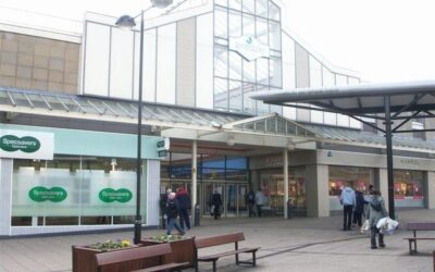 Frameless or Framed? Choosing Your Aluminium Shop Front